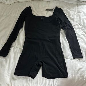 NWT set active long sleeve shorty suit size L